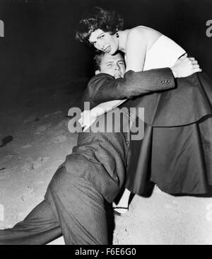 DATE DE SORTIE : Mai 18, 1955. Titre du film : Kiss Me Deadly. STUDIO : Parklane Pictures Inc.. PLOT : Tough A.L. private eye Mike Hammer donne un trajet de Christina, une jeune femme qu'il trouve le long de la route une nuit. Sa voiture est exécuté de la route par des voyous. Chien est mis K.O. et Christina est torturé dans une tentative infructueuse d'obtenir des informations à partir d'elle. Ils sont mis de nouveau dans la voiture de marteau qui est alors obligé d'une falaise. Hammer se réveille à l'hôpital. Velda, son fidèle secrétaire, l'informe que Christina est mort. Pat Chambers, Mike's policier ami, lui dit de rester o Banque D'Images