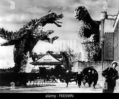 DATE DE SORTIE : Avril 27, 1956. Titre du film : Godzilla. STUDIO : Jewell Enterprises Inc. Résumé : Quand l'Américain Steve Martin journaliste enquête sur une série de catastrophes mystérieuses au large de la côte du Japon, il se retrouve face à face avec une ancienne créature si puissante et si terrifiante, il peut réduire à Tokyo un mégot de cimetière. Les essais d'armes nucléaires recréé ce vestige de l'ère jurassique, et maintenant, c'est saccager tout le Japon. La nuit, Godzilla filtre la Tokyo semant la mort et la destruction dans son sillage, disparaissant dans la baie de Tokyo quand sa colère s'apaise. Les armes conventionnelles sont inutiles contre Banque D'Images