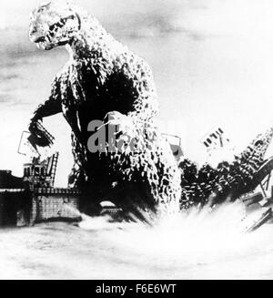 DATE DE SORTIE : Avril 27, 1956. Titre du film : Godzilla. STUDIO : Jewell Enterprises Inc. Résumé : Quand l'Américain Steve Martin journaliste enquête sur une série de catastrophes mystérieuses au large de la côte du Japon, il se retrouve face à face avec une ancienne créature si puissante et si terrifiante, il peut réduire à Tokyo un mégot de cimetière. Les essais d'armes nucléaires recréé ce vestige de l'ère jurassique, et maintenant, c'est saccager tout le Japon. La nuit, Godzilla filtre la Tokyo semant la mort et la destruction dans son sillage, disparaissant dans la baie de Tokyo quand sa colère s'apaise. Les armes conventionnelles sont inutiles contre Banque D'Images