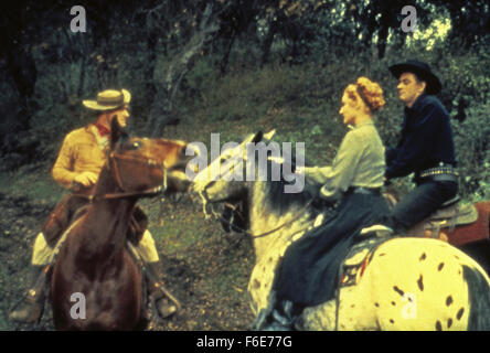 DATE DE SORTIE : juin 1956. Titre du film : Gunslinger. STUDIO : Roger Corman Productions. PLOT : Oracle, Texas Prévôt Scott capot est assassiné et son épouse, Rose, prend son badge et se lance dans une vendetta personnelle pour trouver les assassins. Elle aura l'insigne deux semaines, puis le nouveau prévôt arrive pour prendre la relève. Entre-temps, l'Erica sans scrupules, le saloon Page-maîtresse, est occupé à acheter des biens locaux parce qu'elle a une pointe de fer va faire un dépôt d'Oracle s'arrêter. Le maire lâche la prévient que le chemin de fer ne peuvent pas venir à Oracle, mais Erica avait déjà cette base couverte, comme après qu'elle s Banque D'Images