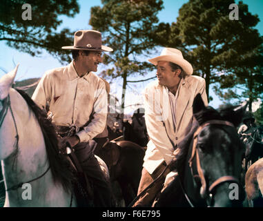 DATE DE SORTIE : septembre 1956. Titre du film : Bandido. STUDIO : D.R.M. Productions. Résumé : Un marchand d'armes américain Kennedy espère faire un massacre en vendant à theregulares dans la révolution mexicaine de 1916. Mercenaire américain Wilson favorise la faction rebelle dirigé par Escobar, et ils complot visant à détourner les bras de Kennedy, mais Wilson a aussi son œil sur la femme de Kennedy. Des raids, les contre-attaques, et s'échappe dans une véritable pluie de balles. Photo : Robert Mitchum que Wilson. Banque D'Images