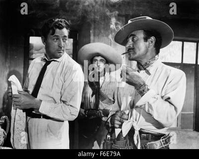 DATE DE SORTIE : septembre 1956. Titre du film : Bandido. STUDIO : D.R.M. Productions. Résumé : Un marchand d'armes américain Kennedy espère faire un massacre en vendant à theregulares dans la révolution mexicaine de 1916. Mercenaire américain Wilson favorise la faction rebelle dirigé par Escobar, et ils complot visant à détourner les bras de Kennedy, mais Wilson a aussi son œil sur la femme de Kennedy. Des raids, les contre-attaques, et s'échappe dans une véritable pluie de balles. Photo : Robert Mitchum que Wilson. Banque D'Images