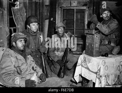 DATE DE SORTIE : Octobre 17, 1956. Titre du film : Attaque. STUDIO : Associates & Aldrich Company. Résumé : Durant les derniers jours de la DEUXIÈME GUERRE MONDIALE, une compagnie d'infanterie de la Garde nationale est chargée de la mise en place de postes d'observation d'artillerie dans une zone stratégique. Le Lieutenant Costa sait que Cooney est en commande uniquement à cause de 'Connections' qu'il avait fait face à l'état. Costa a de sérieux doutes sur la capacité des Cooneys pour diriger le groupe. Quand Cooney envoie Costa et ses hommes, et refuse de les faire respecter à nouveau, Costa de se venger. Photo : JACK PALANCE le lieutenant Joe Costa. Banque D'Images