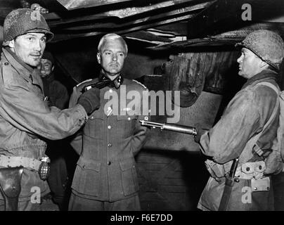 DATE DE SORTIE : Octobre 17, 1956. Titre du film : Attaque. STUDIO : Associates & Aldrich Company. Résumé : Durant les derniers jours de la DEUXIÈME GUERRE MONDIALE, une compagnie d'infanterie de la Garde nationale est chargée de la mise en place de postes d'observation d'artillerie dans une zone stratégique. Le Lieutenant Costa sait que Cooney est en commande uniquement à cause de 'Connections' qu'il avait fait face à l'état. Costa a de sérieux doutes sur la capacité des Cooneys pour diriger le groupe. Quand Cooney envoie Costa et ses hommes, et refuse de les faire respecter à nouveau, Costa de se venger. Photo : JACK PALANCE le lieutenant Joe Costa. Banque D'Images