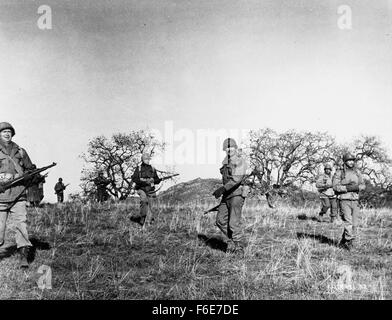 DATE DE SORTIE : Octobre 17, 1956. Titre du film : Attaque. STUDIO : Associates & Aldrich Company. Résumé : Durant les derniers jours de la DEUXIÈME GUERRE MONDIALE, une compagnie d'infanterie de la Garde nationale est chargée de la mise en place de postes d'observation d'artillerie dans une zone stratégique. Le Lieutenant Costa sait que Cooney est en commande uniquement à cause de 'Connections' qu'il avait fait face à l'état. Costa a de sérieux doutes sur la capacité des Cooneys pour diriger le groupe. Quand Cooney envoie Costa et ses hommes, et refuse de les faire respecter à nouveau, Costa de se venger. Photo : JACK PALANCE le lieutenant Joe Costa. Banque D'Images