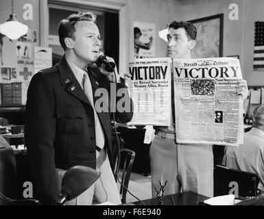 DATE DE SORTIE : Novembre 18, 1954. Titre du film : La dernière fois que j'ai vu Paris. STUDIO : Metro-Goldwyn-Mayer (MGM). PLOT : Charles retourne à Paris pour évoquer la vie qu'il a dirigé à Paris après qu'il a été libéré. Il a travaillé et onStars Stripes lorsqu'il rencontre Marion et Helen. Il se marier et être heureux d'un séjour à Paris après sa libération et travaillant pour une entreprise de presse. Il va essayer d'écrire son grand roman et qui seraient entre Charlie, sa femme et sa fille. Sur la photo : VAN JOHNSON comme Charles Wills. Banque D'Images