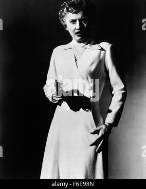 DATE DE SORTIE : 9 janvier 1957. Titre du film : Crime de passion. STUDIO : Robert Goldstein Productions. PLOT : Kathy est un élégant et robuste des conseils des années 1950 à un chroniqueur de journal de San Francisco, avec son nom affiché sur les panneaux publicitaires dans toute la ville. Un jour, Bill Doyle, un détective de Los Angeles, entre dans son bureau - il s'agit d'attraction instantanée. Après avoir épousé Bill, Kathy renonce à sa carrière et devient une femme au foyer. Cependant, elle n'est pas votre typique années 50, femme au foyer. Après avoir accueilli plusieurs cocktails dans leur vallée de San Fernando à la maison, elle se rend compte que le projet de loi est content de sa position, et montre Banque D'Images