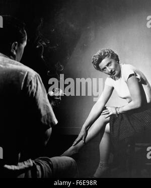 DATE DE SORTIE : 9 janvier 1957. Titre du film : Crime de passion. STUDIO : Robert Goldstein Productions. PLOT : Kathy est un élégant et robuste des conseils des années 1950 à un chroniqueur de journal de San Francisco, avec son nom affiché sur les panneaux publicitaires dans toute la ville. Un jour, Bill Doyle, un détective de Los Angeles, entre dans son bureau - il s'agit d'attraction instantanée. Après avoir épousé Bill, Kathy renonce à sa carrière et devient une femme au foyer. Cependant, elle n'est pas votre typique années 50, femme au foyer. Après avoir accueilli plusieurs cocktails dans leur vallée de San Fernando à la maison, elle se rend compte que le projet de loi est content de sa position, et montre Banque D'Images