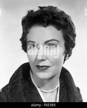 DATE DE SORTIE : 9 janvier 1957. Titre du film : Crime de passion. STUDIO : Robert Goldstein Productions. PLOT : Kathy est un élégant et robuste des conseils des années 1950 à un chroniqueur de journal de San Francisco, avec son nom affiché sur les panneaux publicitaires dans toute la ville. Un jour, Bill Doyle, un détective de Los Angeles, entre dans son bureau - il s'agit d'attraction instantanée. Après avoir épousé Bill, Kathy renonce à sa carrière et devient une femme au foyer. Cependant, elle n'est pas votre typique années 50, femme au foyer. Après avoir accueilli plusieurs cocktails dans leur vallée de San Fernando à la maison, elle se rend compte que le projet de loi est content de sa position, et montre Banque D'Images