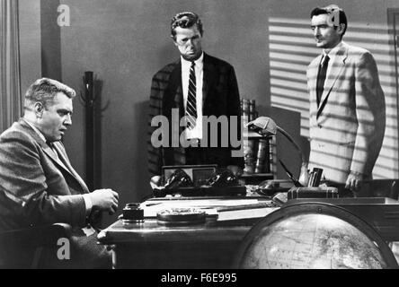 DATE DE SORTIE : 9 janvier 1957. Titre du film : Crime de passion. STUDIO : Robert Goldstein Productions. PLOT : Kathy est un élégant et robuste des conseils des années 1950 à un chroniqueur de journal de San Francisco, avec son nom affiché sur les panneaux publicitaires dans toute la ville. Un jour, Bill Doyle, un détective de Los Angeles, entre dans son bureau - il s'agit d'attraction instantanée. Après avoir épousé Bill, Kathy renonce à sa carrière et devient une femme au foyer. Cependant, elle n'est pas votre typique années 50, femme au foyer. Après avoir accueilli plusieurs cocktails dans leur vallée de San Fernando à la maison, elle se rend compte que le projet de loi est content de sa position, et montre Banque D'Images