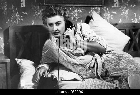 DATE DE SORTIE : 9 janvier 1957. Titre du film : Crime de passion. STUDIO : Robert Goldstein Productions. PLOT : Kathy est un élégant et robuste des conseils des années 1950 à un chroniqueur de journal de San Francisco, avec son nom affiché sur les panneaux publicitaires dans toute la ville. Un jour, Bill Doyle, un détective de Los Angeles, entre dans son bureau - il s'agit d'attraction instantanée. Après avoir épousé Bill, Kathy renonce à sa carrière et devient une femme au foyer. Cependant, elle n'est pas votre typique années 50, femme au foyer. Après avoir accueilli plusieurs cocktails dans leur vallée de San Fernando à la maison, elle se rend compte que le projet de loi est content de sa position, et montre Banque D'Images