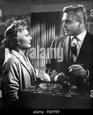 DATE DE SORTIE : 9 janvier 1957. Titre du film : Crime de passion. STUDIO : Robert Goldstein Productions. PLOT : Kathy est un élégant et robuste des conseils des années 1950 à un chroniqueur de journal de San Francisco, avec son nom affiché sur les panneaux publicitaires dans toute la ville. Un jour, Bill Doyle, un détective de Los Angeles, entre dans son bureau - il s'agit d'attraction instantanée. Après avoir épousé Bill, Kathy renonce à sa carrière et devient une femme au foyer. Cependant, elle n'est pas votre typique années 50, femme au foyer. Après avoir accueilli plusieurs cocktails dans leur vallée de San Fernando à la maison, elle se rend compte que le projet de loi est content de sa position, et montre Banque D'Images