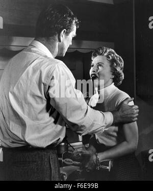 DATE DE SORTIE : 9 janvier 1957. Titre du film : Crime de passion. STUDIO : Robert Goldstein Productions. PLOT : Kathy est un élégant et robuste des conseils des années 1950 à un chroniqueur de journal de San Francisco, avec son nom affiché sur les panneaux publicitaires dans toute la ville. Un jour, Bill Doyle, un détective de Los Angeles, entre dans son bureau - il s'agit d'attraction instantanée. Après avoir épousé Bill, Kathy renonce à sa carrière et devient une femme au foyer. Cependant, elle n'est pas votre typique années 50, femme au foyer. Après avoir accueilli plusieurs cocktails dans leur vallée de San Fernando à la maison, elle se rend compte que le projet de loi est content de sa position, et montre Banque D'Images