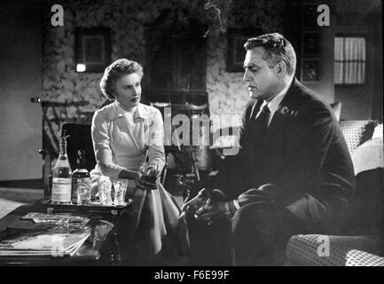 DATE DE SORTIE : 9 janvier 1957. Titre du film : Crime de passion. STUDIO : Robert Goldstein Productions. PLOT : Kathy est un élégant et robuste des conseils des années 1950 à un chroniqueur de journal de San Francisco, avec son nom affiché sur les panneaux publicitaires dans toute la ville. Un jour, Bill Doyle, un détective de Los Angeles, entre dans son bureau - il s'agit d'attraction instantanée. Après avoir épousé Bill, Kathy renonce à sa carrière et devient une femme au foyer. Cependant, elle n'est pas votre typique années 50, femme au foyer. Après avoir accueilli plusieurs cocktails dans leur vallée de San Fernando à la maison, elle se rend compte que le projet de loi est content de sa position, et montre Banque D'Images