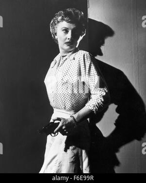 DATE DE SORTIE : 9 janvier 1957. Titre du film : Crime de passion. STUDIO : Robert Goldstein Productions. PLOT : Kathy est un élégant et robuste des conseils des années 1950 à un chroniqueur de journal de San Francisco, avec son nom affiché sur les panneaux publicitaires dans toute la ville. Un jour, Bill Doyle, un détective de Los Angeles, entre dans son bureau - il s'agit d'attraction instantanée. Après avoir épousé Bill, Kathy renonce à sa carrière et devient une femme au foyer. Cependant, elle n'est pas votre typique années 50, femme au foyer. Après avoir accueilli plusieurs cocktails dans leur vallée de San Fernando à la maison, elle se rend compte que le projet de loi est content de sa position, et montre Banque D'Images