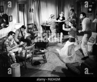 DATE DE SORTIE : 1959. STUDIO : MGM. PLOT : vendeuse falls pour les plus jeunes d'une société dirigée par deux frères. L'elder falls pour elle, mais l'intention de l'aider à obtenir son frère parce qu'il ne sait même pas qu'il est dans l'amour. Sur la photo : Shirley Maclaine. Banque D'Images