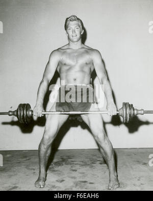 DATE DE SORTIE : octobre 1959. Titre du film : Tarzan Ape le Man. STUDIO : Metro-Goldwyn-Mayer (MGM). Résumé : Ce film a peu de rapport avec l'original 1932. Elle a toutefois soulevé (séquences teintées pour plus ou moins correspondre à la couleur), y compris avec des Weissmuller's vine-balancement. Miller n'est pas une seule fois appelé Tarzan dans le film, et son cri est également levé Weissmuller. Les éléphants qui l'épave village pygmée sont levées/vitres teintées de l'original, mais thepygmies (du vrai dans l'original) était des enfants de la part de Fairfax High School à Los Angeles. Les costumes sont laissé plus fromKing Salomon. Banque D'Images