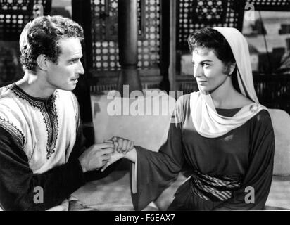 DATE DE SORTIE : Novembre 18, 1959. Titre du film : Ben-Hur. STUDIO : Metro-Goldwyn-Mayer (MGM). PLOT : Juda Ben-Hur vit comme un prince juif riche et marchand à Jérusalem au début du 1er siècle. De concert avec le nouveau gouverneur son vieil ami Messala arrive comme commandant des légions romaines. Au début, ils sont heureux de répondre après un long moment, mais leurs opinions politiques différentes de les séparer. Au cours de la parade de bienvenue une brique tombe vers le bas de la maison de Juda, et à côté du gouverneur. Bien que Messala sait qu'ils ne sont pas coupable il envoie Juda aux galères et jette son mot Banque D'Images