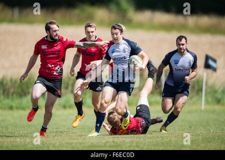 Les requins de la Royal Navy rugby player sur le rampage. Banque D'Images