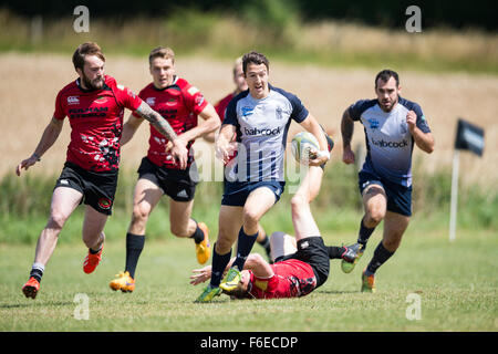 Les requins de la Royal Navy rugby player sur le rampage. Banque D'Images