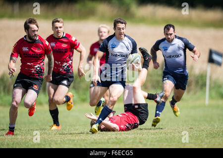 Les requins de la Royal Navy rugby player sur le rampage. Banque D'Images