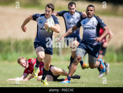 Les requins de la Royal Navy rugby player sur le rampage. Banque D'Images