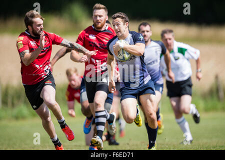 Les requins de la Royal Navy rugby player sur le rampage. Banque D'Images