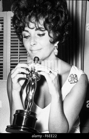 PHOTO - Elizabeth Taylor, 79 ans, est né le 27 février 1932 en Angleterre. Liz a deux fois gagnant d'un Oscar, le film déesse et activiste du SIDA dont l'avant-garde en dehors de l'écran (8) mariages, divorces et décès qui n'a d'exploits défiant, ses rôles au cinéma dramatique. Dame Elizabeth Rosemond Taylor, les Britanniques - icône américaine, est mort le 23 mars 2011 de l'insuffisance cardiaque congestive, un jet de pierre du signe Hollywood. Photo - 15 juin 1961 - L'actrice Elizabeth Taylor lui sourit 1961 statuette Oscar pour son rôle dans "Butterfield 8" au cours de l'Academy Awards à Los Angeles. Banque D'Images