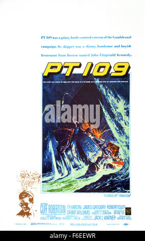 DATE DE SORTIE : Juin 19, 1963. Titre du film : PT 109. STUDIO : Warner Bros Pictures. Résumé : La dramatisation du Président John F. Kennedy d'expériences du temps de guerre au cours de laquelle il a été capitaine d'un bateau PT, la prit à la bataille et s'il avait coulé par un destroyer japonais. Lui et les survivants ont dû se rendre à une île, trouver de la nourriture et un abri et le signal de la Marine pour le sauvetage. Sur la photo : Cliff Robertson comme le lieutenant John F. Kennedy. Banque D'Images