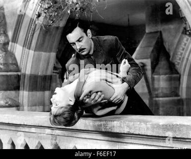 DATE DE SORTIE : Septembre 18, 1963. Titre du film : l'obsédant. STUDIO : Argyle Entreprises. Résumé : Le Dr Markway, faisant des recherches pour prouver l'existence des fantômes, enquête sur Hill House, un grand manoir avec un étrange, l'histoire sordide de la mort violente et la folie. Avec lui sont les sceptiques jeune Luc, qui est d'hériter de la maison, le mystérieux et clairvoyant, Theodora et l'insécurité alimentaire, dont les capacités psychiques Eleanor lui faire sentir d'une autre à l'écoute de ce que les esprits habitent l'ancien hôtel particulier. Comme le temps s'il devient évident qu'ils ont obtenu plus que ce qu'ils négocié pour que la prese fantomatique Banque D'Images