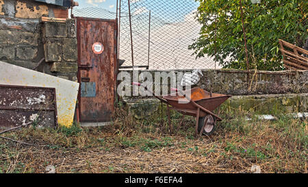 Brouette ancienne ferme abandonnée Banque D'Images