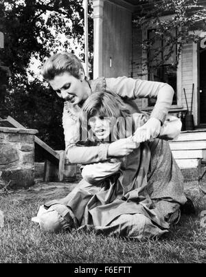 Jan 15, 1962 ; USA ; DATE DE SORTIE : 1962. Directeur : Arthur Penn. STUDIO : MGM. Terrain : Helen Keller, aveugles, sourds et muets depuis l'enfance, est en danger d'être confiés à l'institution. Son incapacité à communiquer a quitté son frustrés et violents. En désespoir de cause, ses parents demandent de l'aide de l'Institut Perkins, qui leur envoie un 'à moitié aveugle Yankee' écolière nommée Annie Sullivan pour encadrer leur fille. Par la persévérance et l'amour, et de l'entêtement, Annie brise Helen's des murs de silence et l'obscurité et son enseigne à communiquer. Banque D'Images