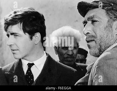 02 déc., 1964 ; Crète, Grèce ; Acteurs Alan Bates le basilic et Anthony Quinn comme Alexis Zorba dans "Zorba le Grec". Réalisé par Michael Cacoyannis. Banque D'Images