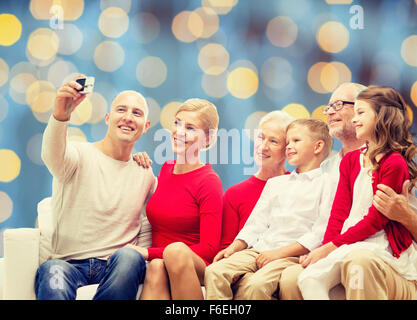 Smiling family avec l'appareil photo Banque D'Images