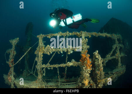 Diver sur 60 mètres de profondeur, l'épave Vis SS 328, Croatie Banque D'Images
