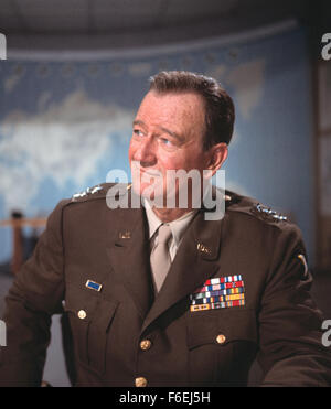 DATE DE SORTIE : 30 mars 1966. Titre du film : jeter une ombre géante. STUDIO : MGM. PLOT : Un officier de l'armée américaine est recruté par l'Israël d'exister encore pour les aider à créer une armée. Il est troublé par cette soudaine appel à ses racines juives. Chacun des voisins arabes d'Israël a promis d'envahir le pays mal préparé dès que la partition est accordée. Il est nommé commandant des forces israéliennes juste avant que la guerre commence. Photo : JAMES DONALD au Major Safir. Banque D'Images