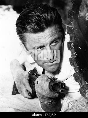 DATE DE SORTIE : 30 mars 1966. Titre du film : jeter une ombre géante. STUDIO : MGM. PLOT : Un officier de l'armée américaine est recruté par l'Israël d'exister encore pour les aider à créer une armée. Il est troublé par cette soudaine appel à ses racines juives. Chacun des voisins arabes d'Israël a promis d'envahir le pays mal préparé dès que la partition est accordée. Il est nommé commandant des forces israéliennes juste avant que la guerre commence. Sur la photo : KIRK DOUGLAS comme Colonel David "mickey" Marcus. Banque D'Images