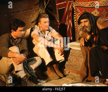 DATE DE SORTIE : 30 mars 1966. Titre du film : jeter une ombre géante. STUDIO : MGM. PLOT : Un officier de l'armée américaine est recruté par l'Israël d'exister encore pour les aider à créer une armée. Il est troublé par cette soudaine appel à ses racines juives. Chacun des voisins arabes d'Israël a promis d'envahir le pays mal préparé dès que la partition est accordée. Il est nommé commandant des forces israéliennes juste avant que la guerre commence. Sur la photo : KIRK DOUGLAS comme Colonel David "mickey" Marcus. Banque D'Images