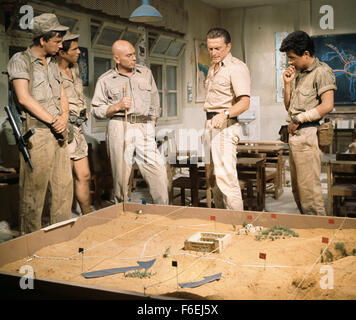 DATE DE SORTIE : 30 mars 1966. Titre du film : jeter une ombre géante. STUDIO : MGM. PLOT : Un officier de l'armée américaine est recruté par l'Israël d'exister encore pour les aider à créer une armée. Il est troublé par cette soudaine appel à ses racines juives. Chacun des voisins arabes d'Israël a promis d'envahir le pays mal préparé dès que la partition est accordée. Il est nommé commandant des forces israéliennes juste avant que la guerre commence. Sur la photo : KIRK DOUGLAS comme Colonel David "mickey" Marcus. Banque D'Images