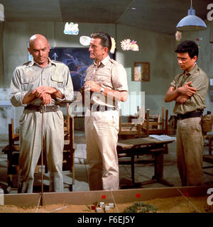 DATE DE SORTIE : 30 mars 1966. Titre du film : jeter une ombre géante. STUDIO : MGM. PLOT : Un officier de l'armée américaine est recruté par l'Israël d'exister encore pour les aider à créer une armée. Il est troublé par cette soudaine appel à ses racines juives. Chacun des voisins arabes d'Israël a promis d'envahir le pays mal préparé dès que la partition est accordée. Il est nommé commandant des forces israéliennes juste avant que la guerre commence. Sur la photo : KIRK DOUGLAS comme Colonel David "mickey" Marcus. Banque D'Images