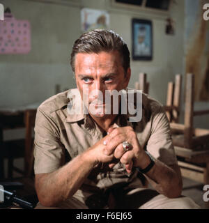 DATE DE SORTIE : 30 mars 1966. Titre du film : jeter une ombre géante. STUDIO : MGM. PLOT : Un officier de l'armée américaine est recruté par l'Israël d'exister encore pour les aider à créer une armée. Il est troublé par cette soudaine appel à ses racines juives. Chacun des voisins arabes d'Israël a promis d'envahir le pays mal préparé dès que la partition est accordée. Il est nommé commandant des forces israéliennes juste avant que la guerre commence. Sur la photo : KIRK DOUGLAS comme Colonel David "mickey" Marcus. Banque D'Images