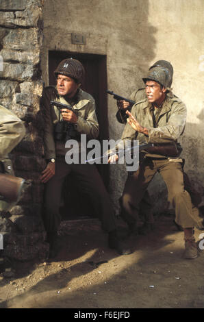 DATE DE SORTIE : Nov 11, 1966. Titre du film : Qu'avez-vous fait à la guerre, Papa ?. STUDIO : NBC. PLOT : Un by-the-book le capitaine reçoit l'ordre de capturer un village stratégique en Italie. Les soldats italiens sont prêts à se rendre, s'ils peuvent avoir un festival d'abord. Le lieutenant convainc le capitaine c'est le seul moyen. En raison de la reconnaissance aérienne, ils doivent regarder comme ils se battent. Pour t'en sortir un officier du renseignement est envoyé à. En attendant le festival se complique avec les maires fille. Sur la photo : Scène du film. Banque D'Images