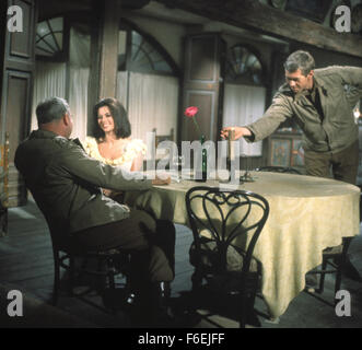 DATE DE SORTIE : Nov 11, 1966. Titre du film : Qu'avez-vous fait à la guerre, Papa ?. STUDIO : NBC. PLOT : Un by-the-book le capitaine reçoit l'ordre de capturer un village stratégique en Italie. Les soldats italiens sont prêts à se rendre, s'ils peuvent avoir un festival d'abord. Le lieutenant convainc le capitaine c'est le seul moyen. En raison de la reconnaissance aérienne, ils doivent regarder comme ils se battent. Pour t'en sortir un officier du renseignement est envoyé à. En attendant le festival se complique avec les maires fille. Photo : JAMES COBURN en tant que lieutenant Christian. Banque D'Images