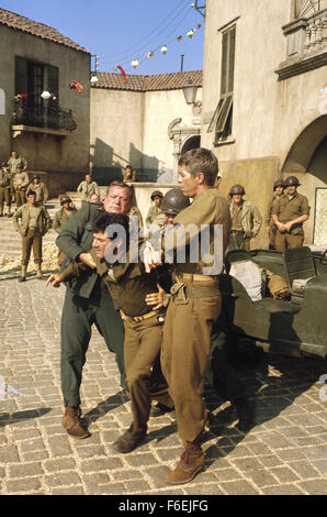 DATE DE SORTIE : Nov 11, 1966. Titre du film : Qu'avez-vous fait à la guerre, Papa ?. STUDIO : NBC. PLOT : Un by-the-book le capitaine reçoit l'ordre de capturer un village stratégique en Italie. Les soldats italiens sont prêts à se rendre, s'ils peuvent avoir un festival d'abord. Le lieutenant convainc le capitaine c'est le seul moyen. En raison de la reconnaissance aérienne, ils doivent regarder comme ils se battent. Pour t'en sortir un officier du renseignement est envoyé à. En attendant le festival se complique avec les maires fille. Photo : JAMES COBURN en tant que lieutenant Christian. Banque D'Images