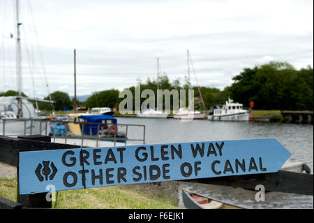 La main peinte signe indiquant le début de la Great Glen Way sur le côté de l'hôtel Caledonian Canal à Banavie, près de Fort William Banque D'Images