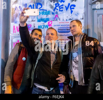 Paris, France, Groupe activistes VIH, PrEP action, affichage d'affiches dans le quartier Gay, le Marais, hommes prenant des selfies 'PrEP gratuite maintenant' (PrEP action) (Natou, Maxime) travailleurs communautaires, jeunes urbains PrEP prophylaxie pré-exposition activistes de prévention du VIH [WP] Banque D'Images