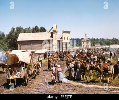 DATE DE SORTIE : Mai 24th, 1967. Titre du film : La route de l'Ouest. STUDIO : MGM. Résumé : New York 1843 : l'ex-sénateur Tadlock et scout un trek plomb étés de colons à l'Oregon, à travers plus de 2500 kilomètres de territoire indien. Tadlock conduit son peuple sans pitié. Quand son ambition certains coûts de la vie des gens, sa capacité est remise en question. Colon Evan prend commande. Sur la photo : Scène du film. Banque D'Images