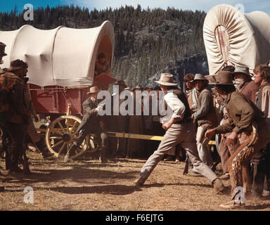 DATE DE SORTIE : Mai 24th, 1967. Titre du film : La route de l'Ouest. STUDIO : MGM. Résumé : New York 1843 : l'ex-sénateur Tadlock et scout un trek plomb étés de colons à l'Oregon, à travers plus de 2500 kilomètres de territoire indien. Tadlock conduit son peuple sans pitié. Quand son ambition certains coûts de la vie des gens, sa capacité est remise en question. Colon Evan prend commande. Sur la photo : Scène du film. Banque D'Images