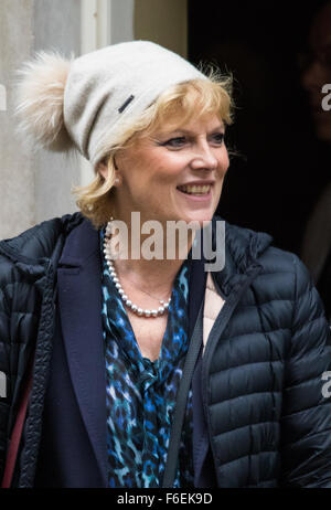 Downing Street, Londres, 17 novembre 2015. Le ministre de la petite entreprise Anna Soubry quitte 10 Downing Street après la réunion hebdomadaire du cabinet. Crédit : Paul Davey/Alamy Live News Banque D'Images