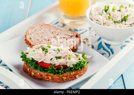 Salade de poulet tomate sandwich Banque D'Images